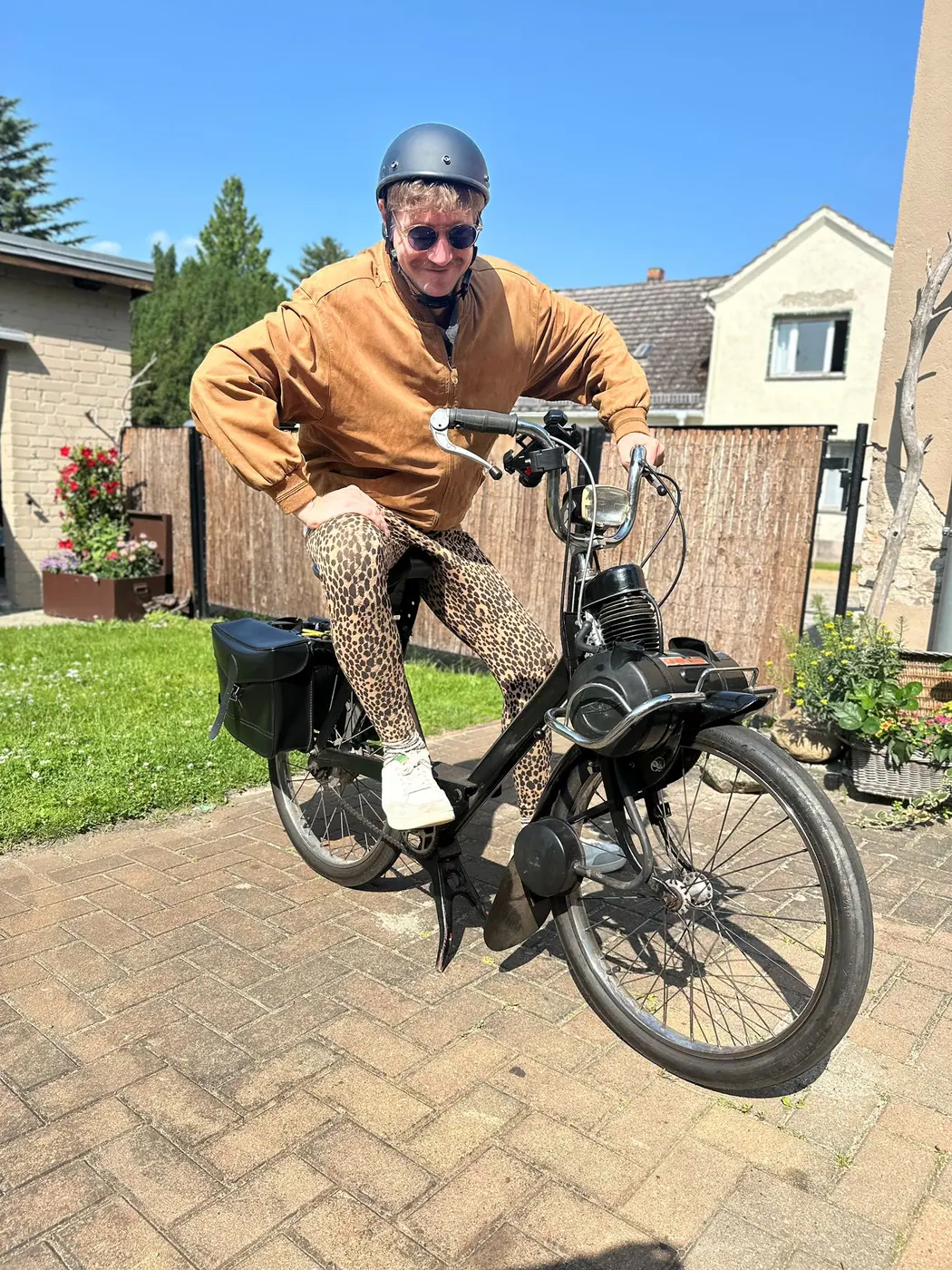 Drip Drip on a moped